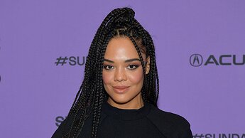 tessa-thompson-posiert-2